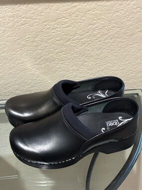 Abeo nwot black leather Slip-On slip resistant Clogs